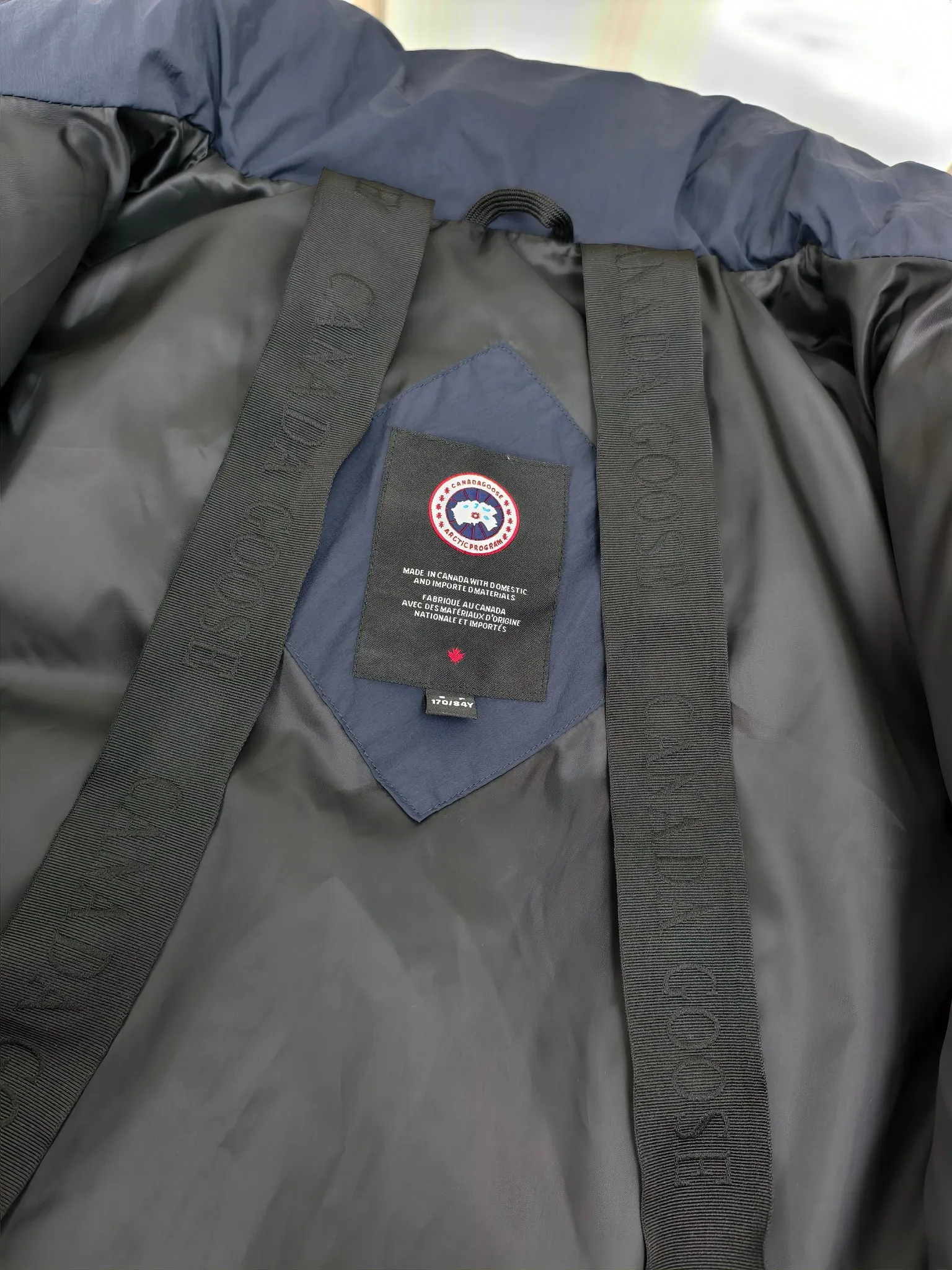 Style number: Y 172 2802M (high version) Canada gooes Canada goose Lawrence down jacket Lawrence down jacket provides basic protection for daily adventures. Delicately soft fabric, this is a water-repellent fabric that is soft to the touch yet durable. Filled with extremely fluffy white duck down. This piece has a quilted body and structured down. Padded collar and reflective double-stripe grip tape. Extended hem and tucked-in inner rib-knit cuffs. ⚠️The actual color of the desert color is darker, consistent with the color on the official website Color: Black Black Label Black Red Label Desert Color Ocean Blue Size: XS-2XL